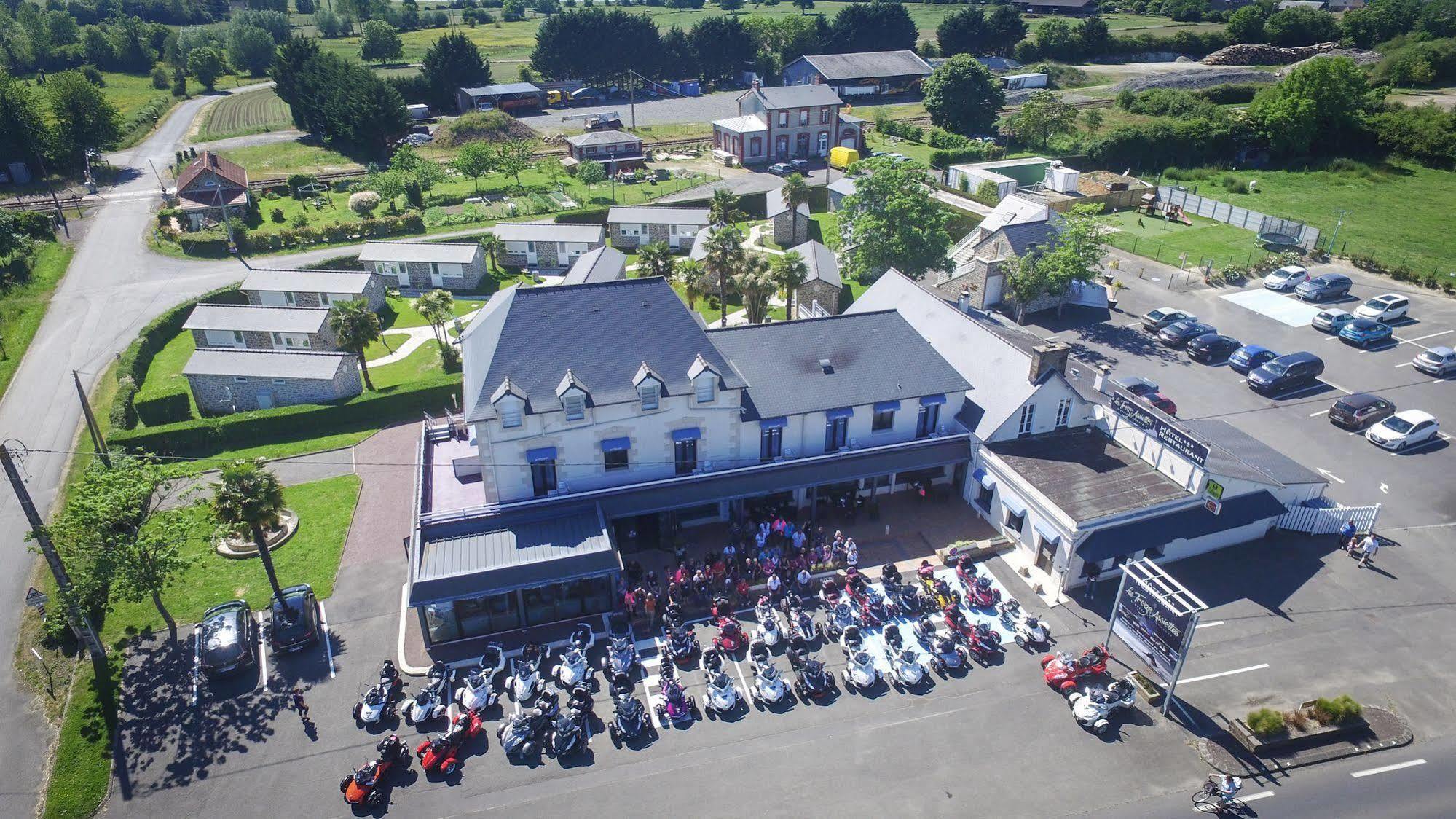 Hotel Restaurant Les 13 Assiettes Le Val-Saint-Pere Exterior photo