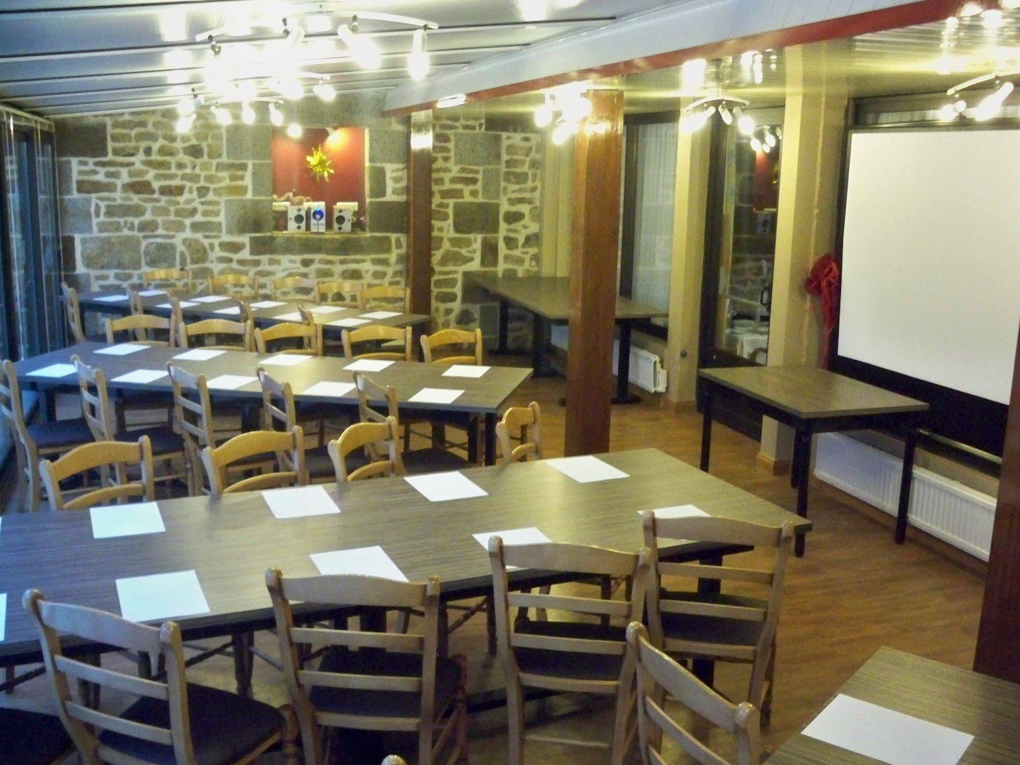 Hotel Restaurant Les 13 Assiettes Le Val-Saint-Pere Exterior photo