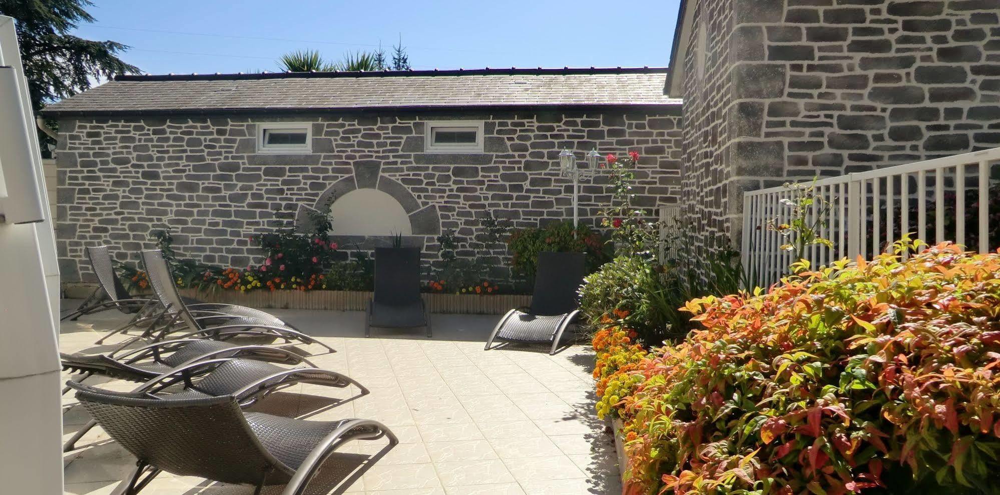 Hotel Restaurant Les 13 Assiettes Le Val-Saint-Pere Exterior photo